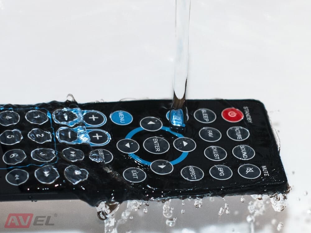 telecomando sotto l'acqua corrente