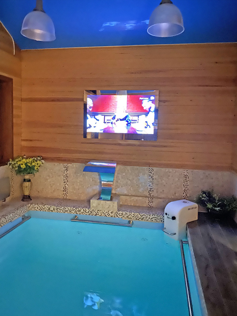 TV a specchio sul muro