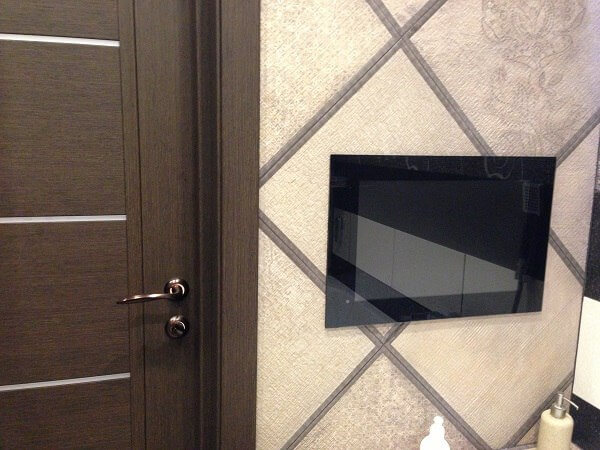 TV con cornice nera in bagno