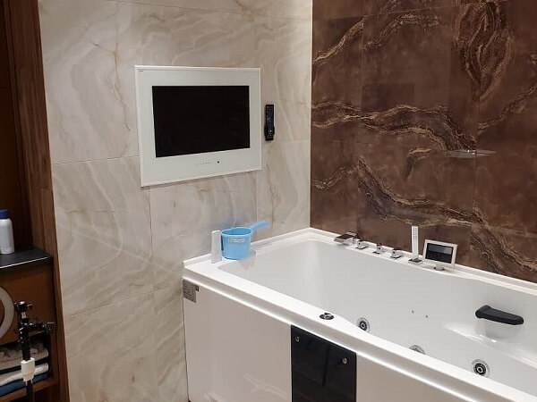 TV impermeabile con cornice bianca